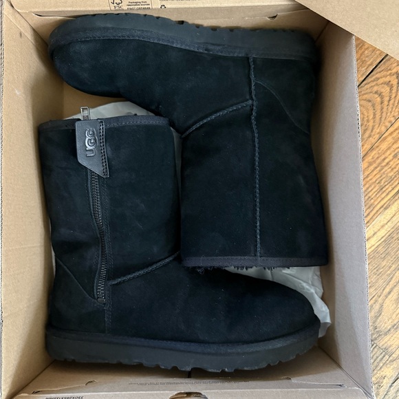 Ugg Classic Short Bailey Zip - Picture 7 of 7